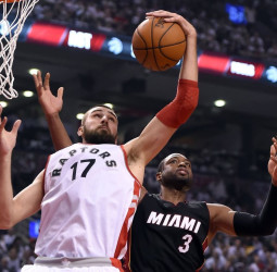 Raptors empata la serie en el tiempo extra (1-1)