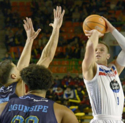 Monbus Obradoiro se impone en Ourense, 77-85