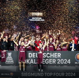 El Bayern Munich celebra una vez más su triunfo en la Copa de Alemania