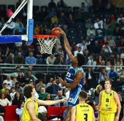 Steven Enoch y Trevion Williams compiten por batir el récord de dobles dobles de la Eurocup