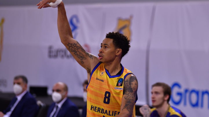 AJ Slaughter vestirá de amarillo dos temporadas más