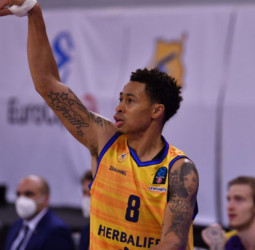 AJ Slaughter vestirá de amarillo dos temporadas más