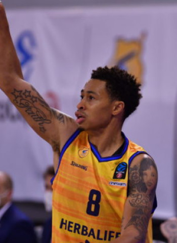 AJ Slaughter vestirá de amarillo dos temporadas más