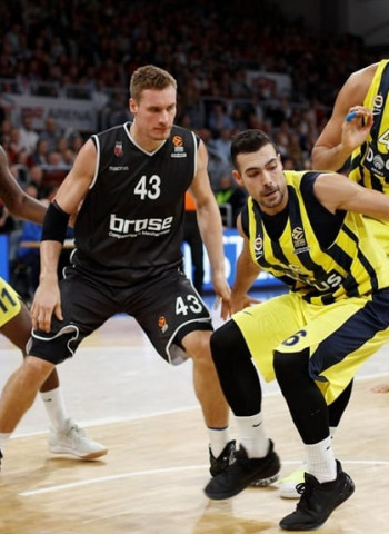 La defensa del Fenerbahce impone su ley ante el Brose Baskets (57-80)