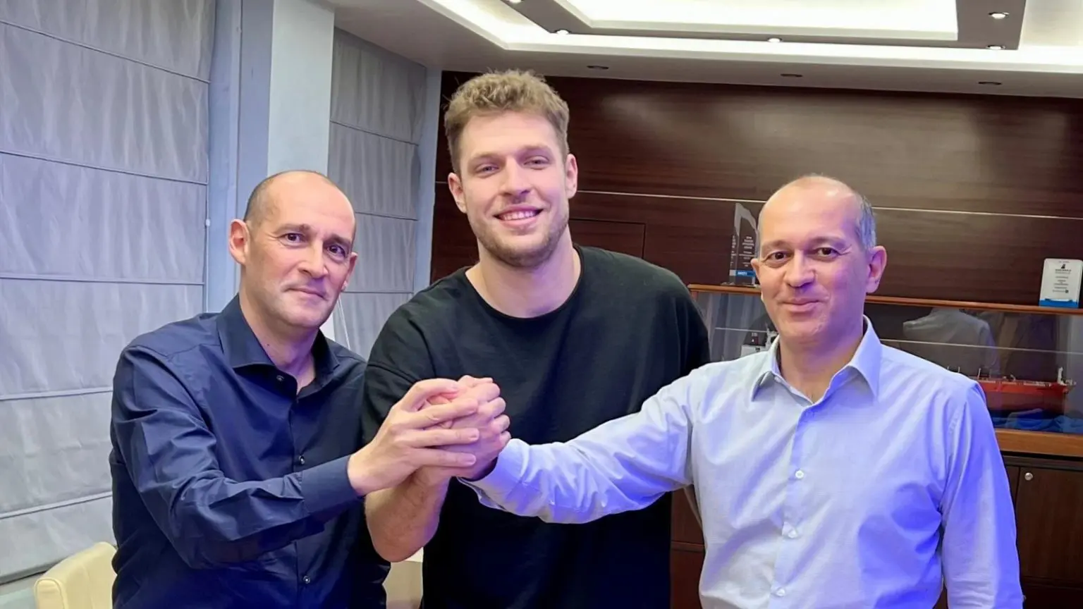 Olympiacos anuncia la extensión de contrato de Sasha Vezenkov