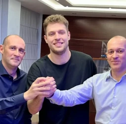 Olympiacos anuncia la extensión de contrato de Sasha Vezenkov