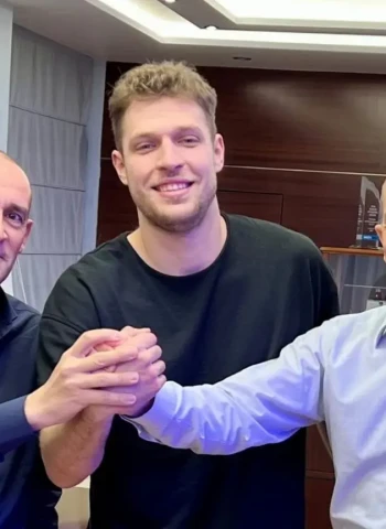 Olympiacos anuncia la extensión de contrato de Sasha Vezenkov