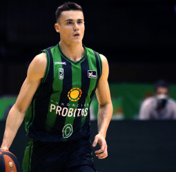 La Penya derrota al Coosur Real Betis (57-78) practicando un buen baloncesto y se coloca 2-0