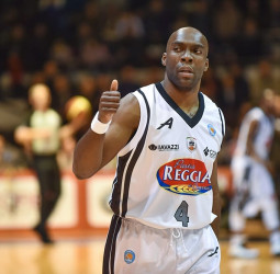 Henry Domercant continuará su carrera en la D-League