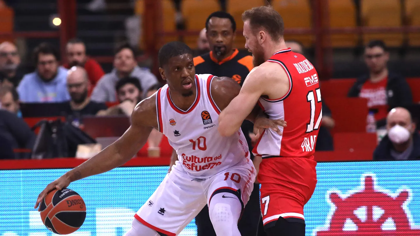 La defensa del Valencia se impone en el Pireo, 56-63