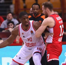 La defensa del Valencia se impone en el Pireo, 56-63