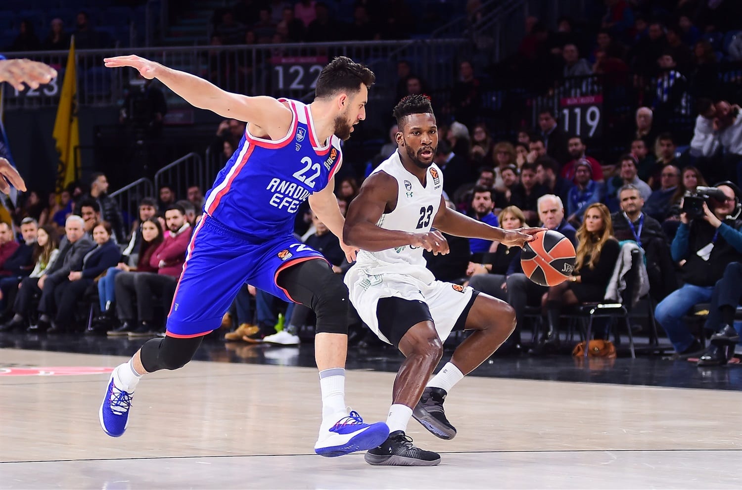 El Anadolu Efes confirma su superioridad sobre el Darussafaka (82-68)