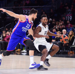 El Anadolu Efes confirma su superioridad sobre el Darussafaka (82-68)