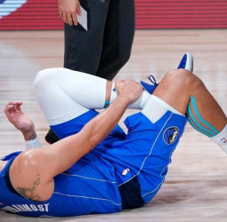 Luka Doncic se lesiona el tobillo izquierdo