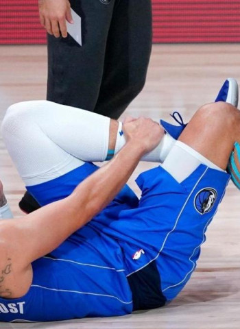 Luka Doncic se lesiona el tobillo izquierdo