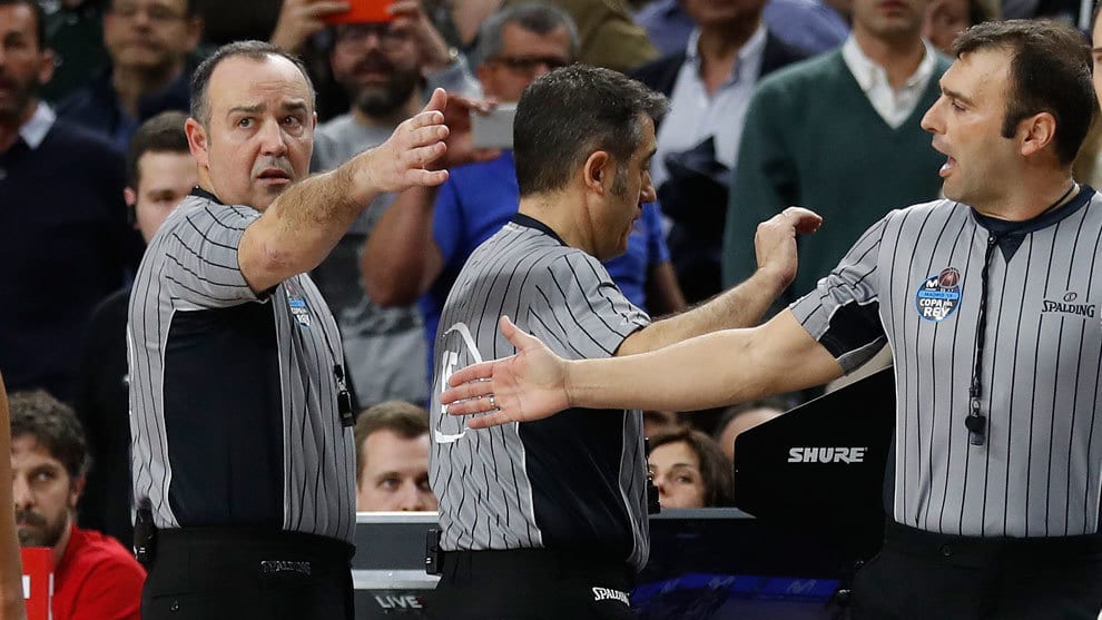 La ACB castiga finalmente a los dos árbitros principales de la final de copa con un mes sin arbitrar