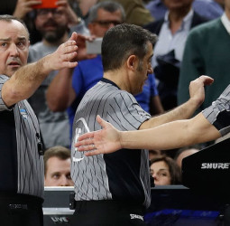 La ACB castiga finalmente a los dos árbitros principales de la final de copa con un mes sin arbitrar