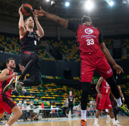 Casademont Zaragoza gana con comodidad en Miribilla (70-100)