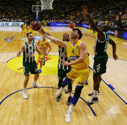 Angelo Caloiaro, dos temporadas más en el Maccabi