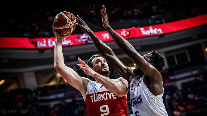 Mahmutoglu le da la primera victoria a Turquía (70-84)