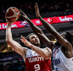 Mahmutoglu le da la primera victoria a Turquía (70-84)