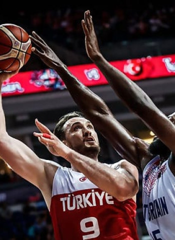 Mahmutoglu le da la primera victoria a Turquía (70-84)