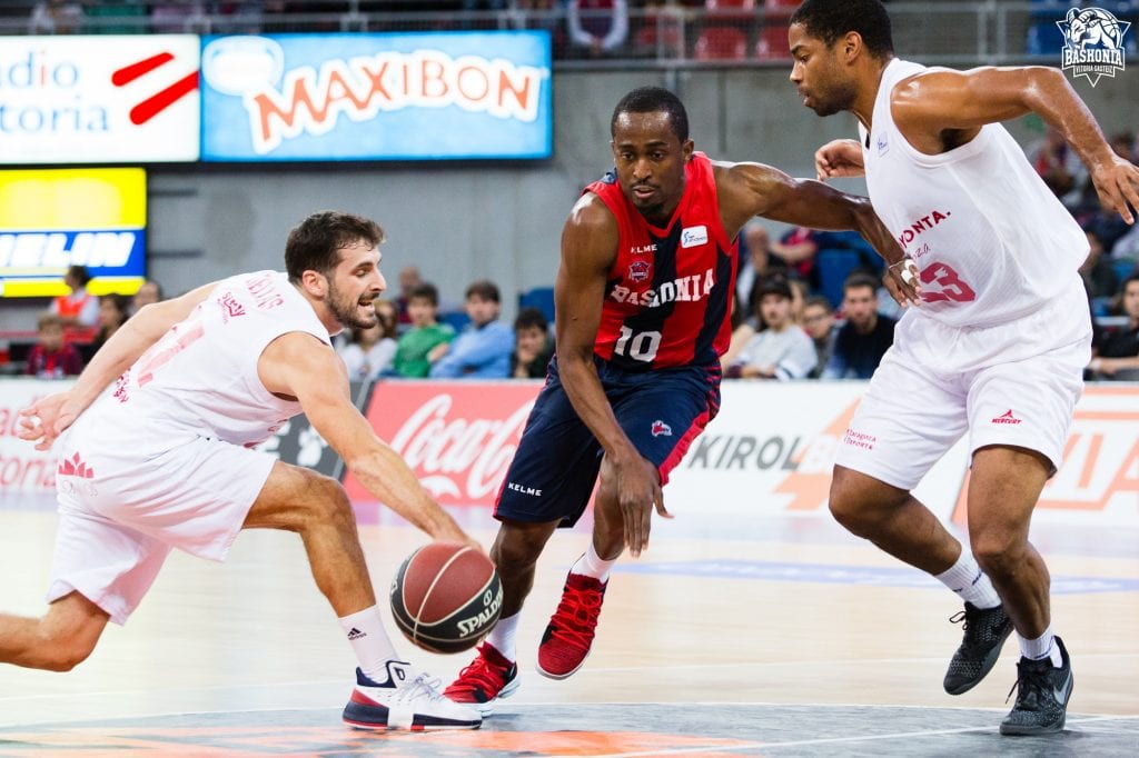 Derrota del Baskonia en el Buesa ante Tecnyconta Zaragoza (73-78)