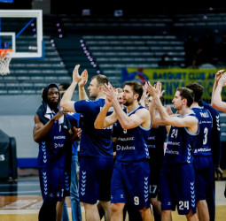 Eliminación pero noche mágica (89-61)