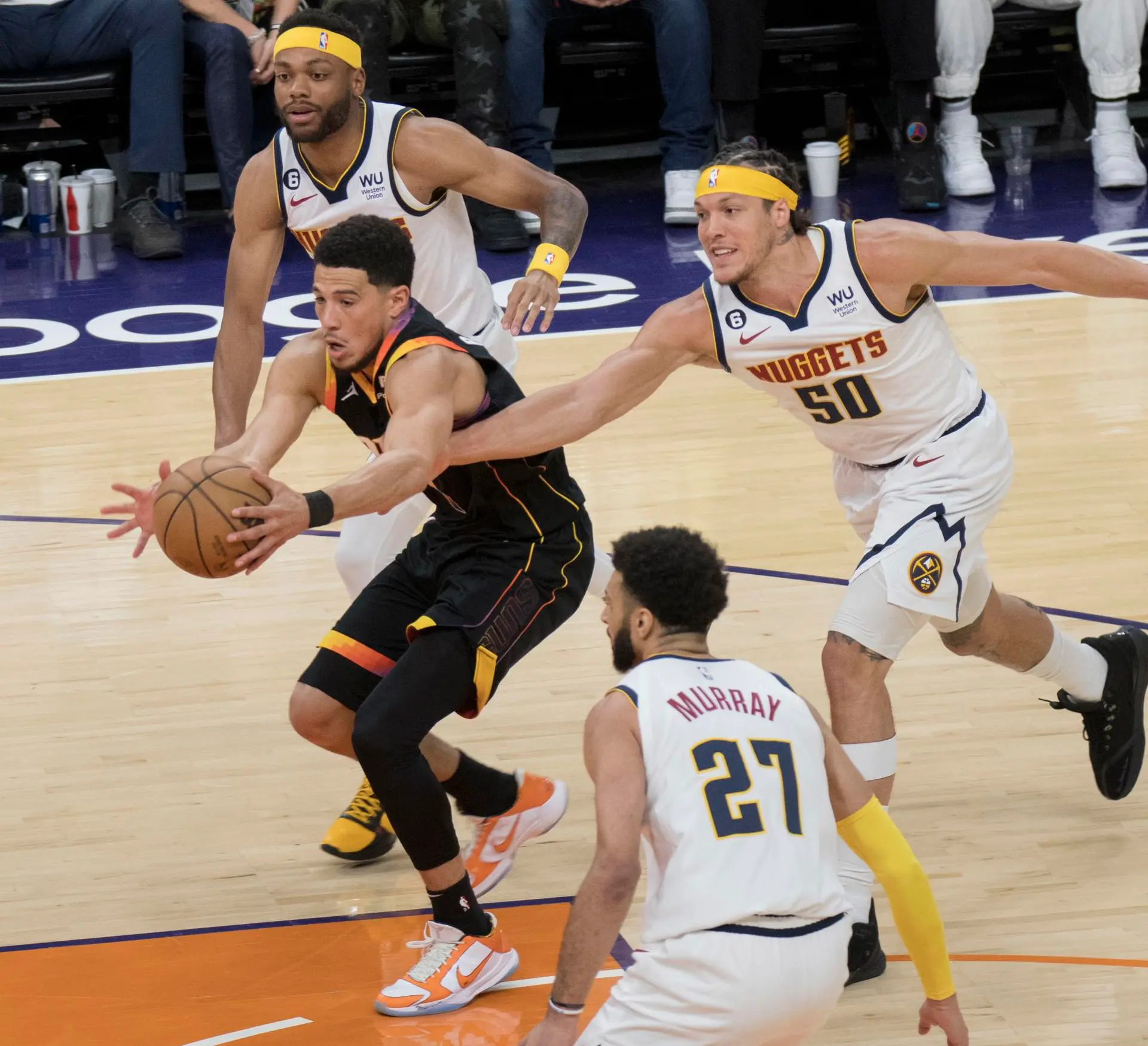 Los Nuggets desperdician 53 puntos de Jokic y los Suns empatan la serie (124-129) [2-2]