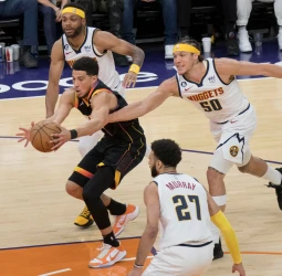 Los Nuggets desperdician 53 puntos de Jokic y los Suns empatan la serie (124-129) [2-2]