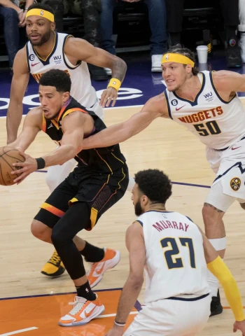 Los Nuggets desperdician 53 puntos de Jokic y los Suns empatan la serie (124-129) [2-2]