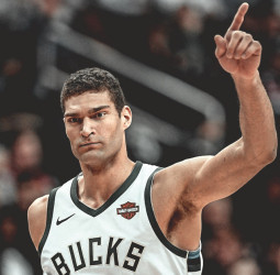 Brook Lopez y Milwaukee Bucks negocian la renovación
