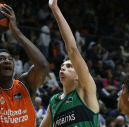 Valencia Basket sigue firme buscando escalaren la clasificación tras vencer al Joventut (83-76)