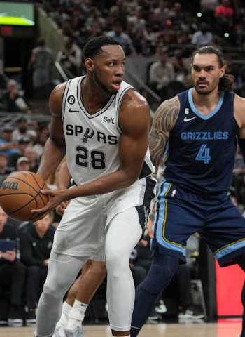 Charles Bassey, próximo objetivo del Partizan