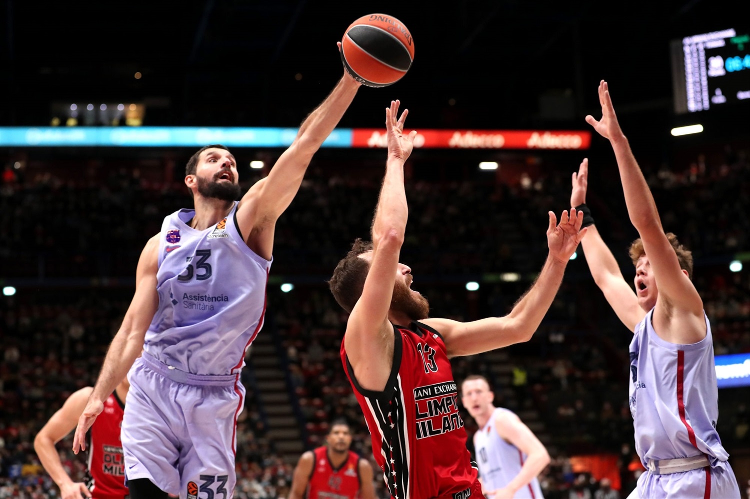 Al Barça se escapa la primera plaza (75-70)