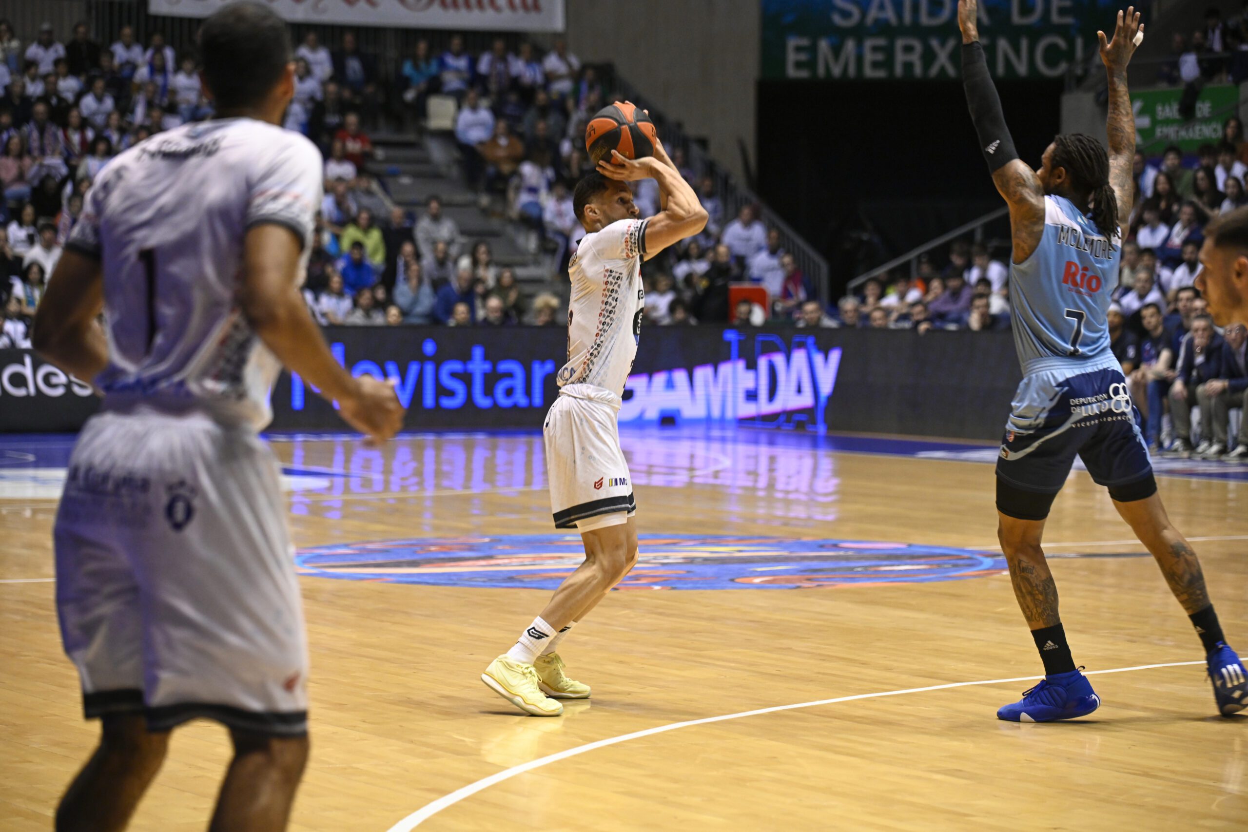 Monbus Obradoiro salva lo que casi era un "match ball" al imponerse en el derbi gallego (83-72)