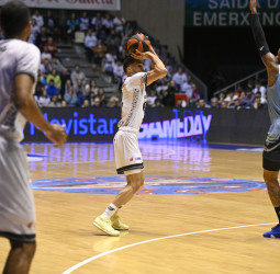 Monbus Obradoiro salva lo que casi era un "match ball" al imponerse en el derbi gallego (83-72)