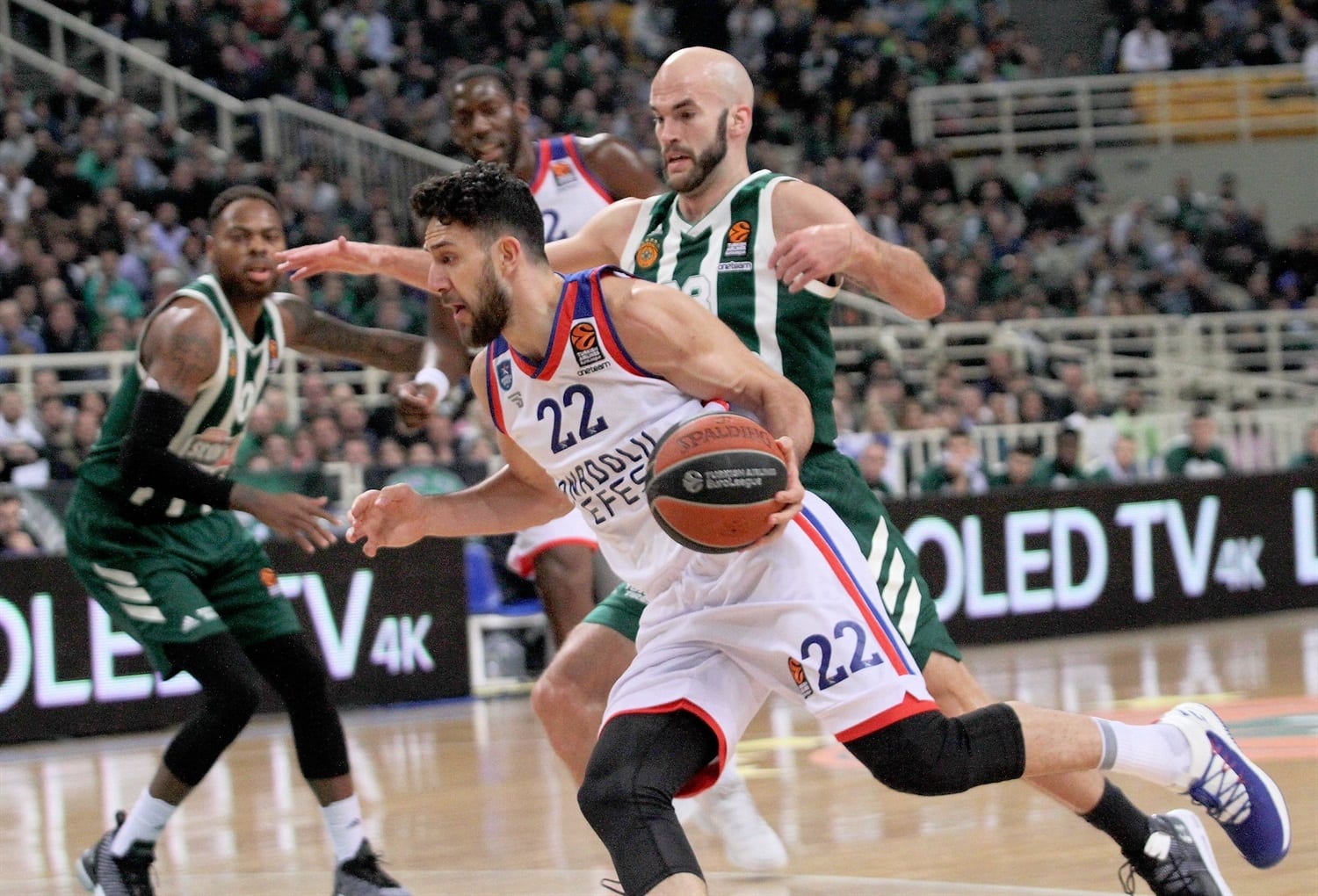 Anadolu Efes no puede contra la batuta de Nick Calathes (88-75)