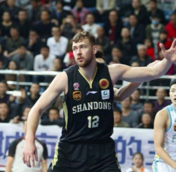 Los San Antonio Spurs fichan a Donatas Motiejunas