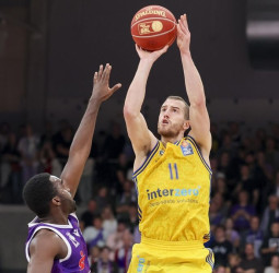 Trapani Shark y Matt Thomas no se ponen de acuerdo