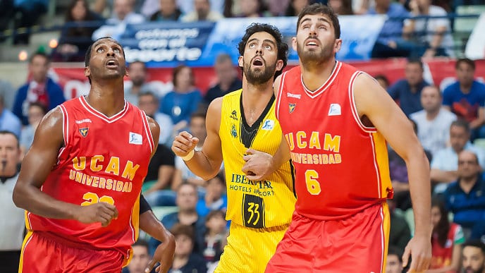 UCAM Murcia sufre, pero está un poco más cerca de los playoffs (88-83)