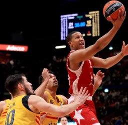 Milán evita el intento de remontada del Barcelona, 74-70