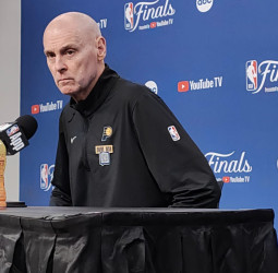 Rick Carlisle: “Haliburton no está al cien por cien, pero insistió en jugar. Esta oportunidad es única”