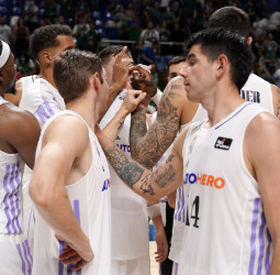 El Real Madrid sobrevive a la rebelión final del Unicaja (71-76)