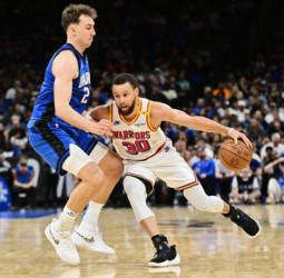 Cuando Curry se pone así no hay nada que hacer, 121-115