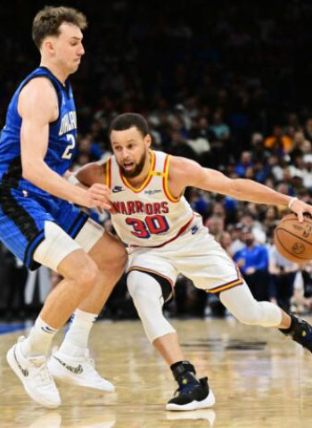 Cuando Curry se pone así no hay nada que hacer, 121-115