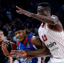 Efes mantiene vivas sus esperanzas de clasificación al vencer a Olympiacos, 85-72