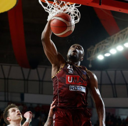 El Estrella Roja intenta el fichaje de Mfiondu Kabengele