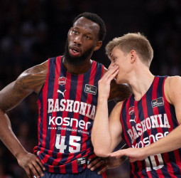 Donta Hall lidera la sufrida victoria del Baskonia, 95-92