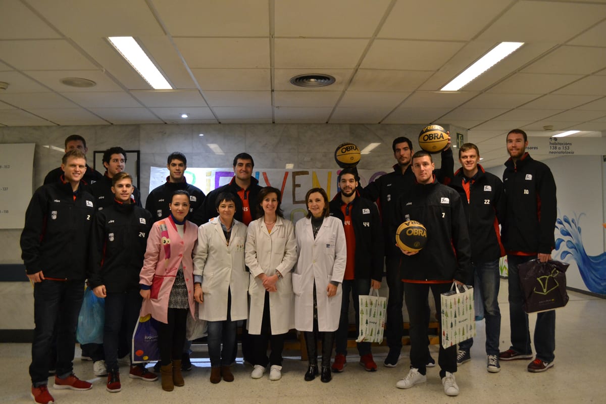 El Rio Natura Monbus Obradoiro reparte juguetes e ilusión en el Hospital Clínico de Santiago